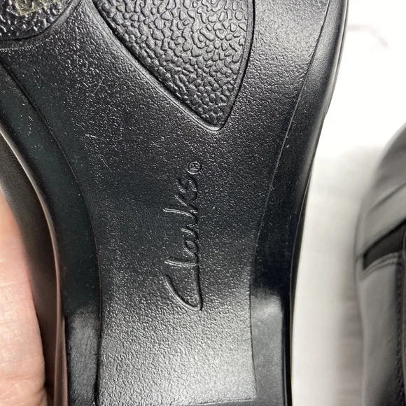 Clarks Genette 9 wide black leather shoes with 2” heel like new - Picture 12 of 12